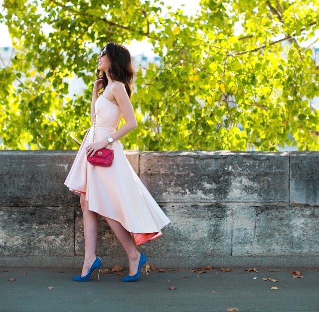 Camila Coutinho veste mullet dress rosa combinado com sapato azul