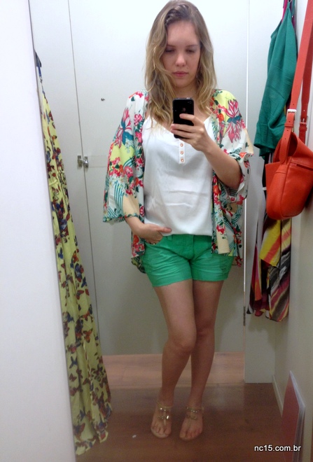 Look composto de quimono estampado da Coleção POderosas do Brasil da C&A, mais blusinha branca e shorts verde