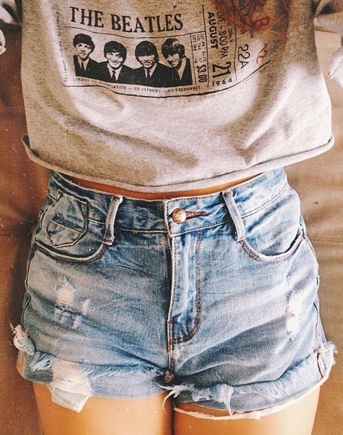 Shorts jeans com t-shirt