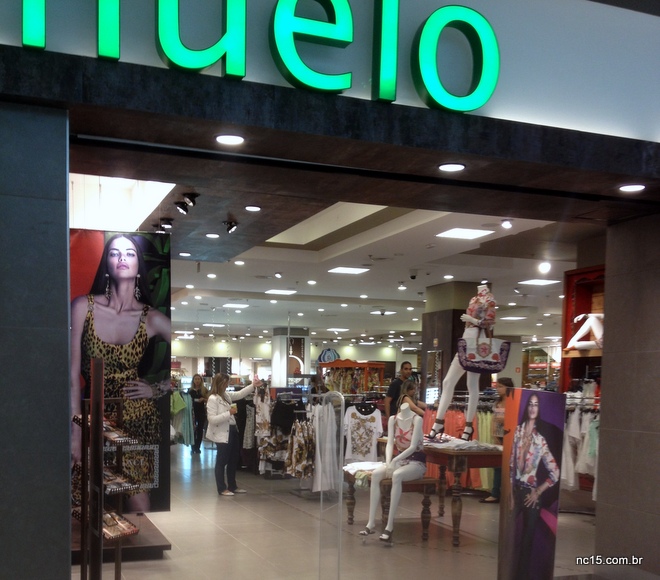 Fachada da loja Riachuelo no Shopping Metropolitano Barra com toda a coleção da parceria com a Versace logo na entrada