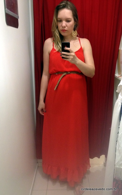 vestido longo vermelho com cinto marrom