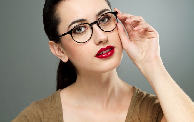 Batom vermelho como destaque na maquiagem também é opção para quem usa óculos