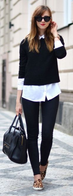 blusa branca com calça preta, suéter de linha preto e sandália animal print