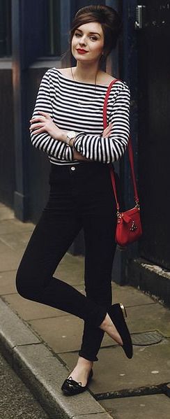 blusqa listrada, calça preta e bolsa de alça longa vermelha