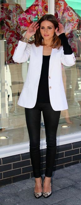 blazer branco com calça e blusa pretas