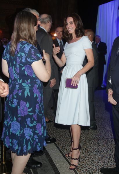 Kate veste vestido claro, com sandália e clutch roxas