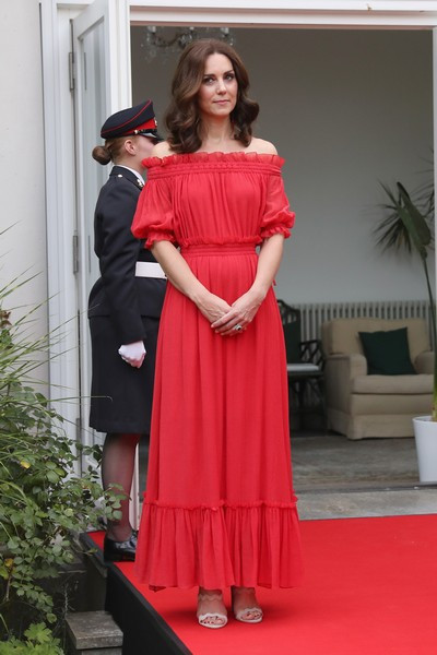 Kate veste vestido longo vermelho com decote ombro a ombro