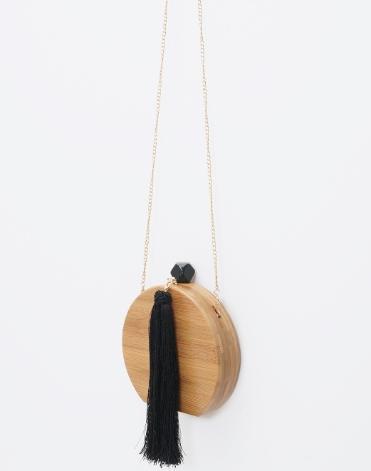 Bolsa em madeira com tassel preto e corrente dourada