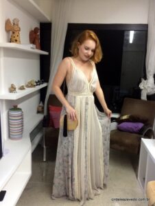 Meu look com vestido longo estampado e bolsinha em madeira