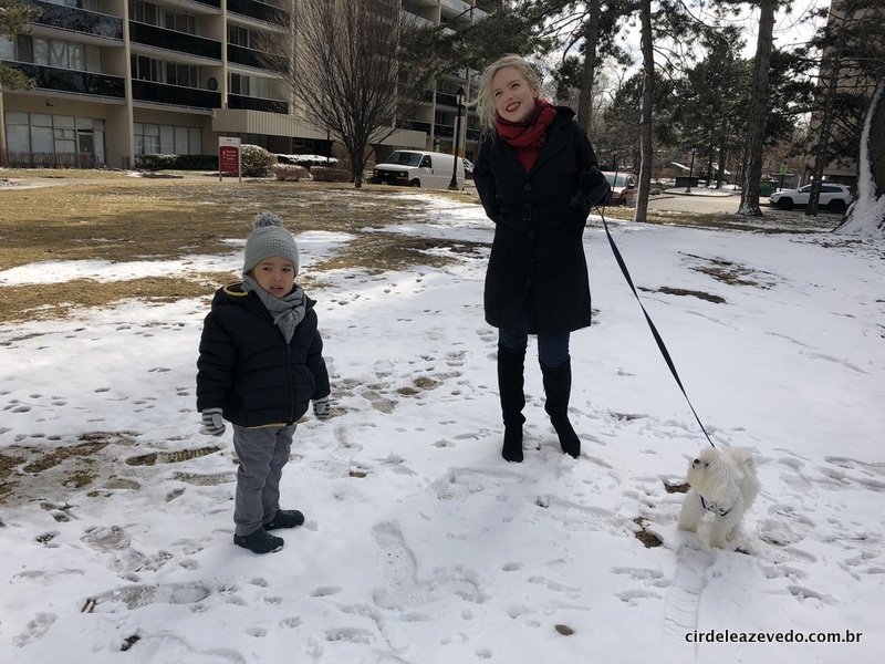 Felipinho, eu e Steve, o cachorro, passeando sobre a neve pela primeira vez