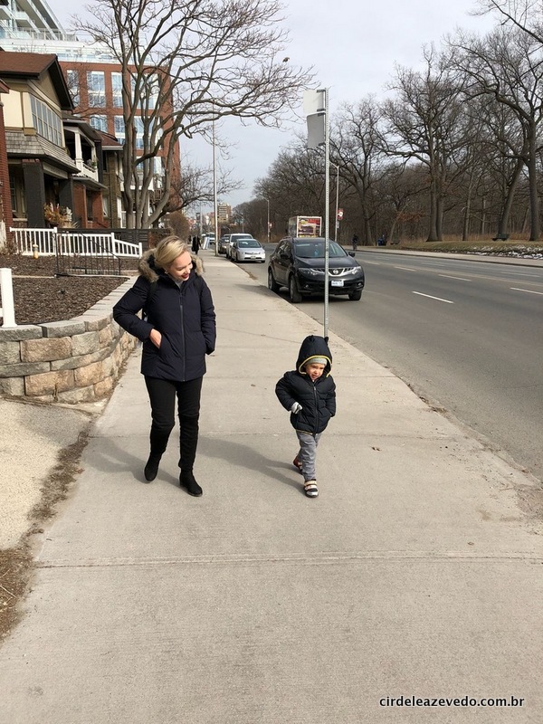 Felipinho e eu andando pelas ruas de Toronto, usando casacos pesados de frio