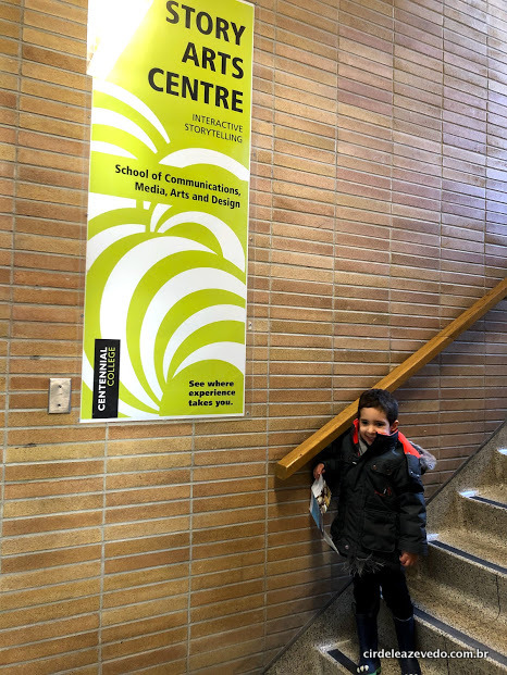 Meu filho em uma das escadas no meu campus no Centennial College de Toronto